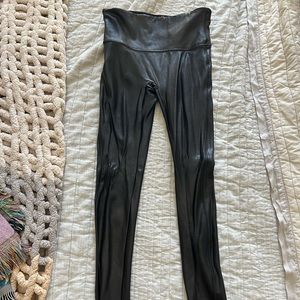 Spans Faux Leather Leggings